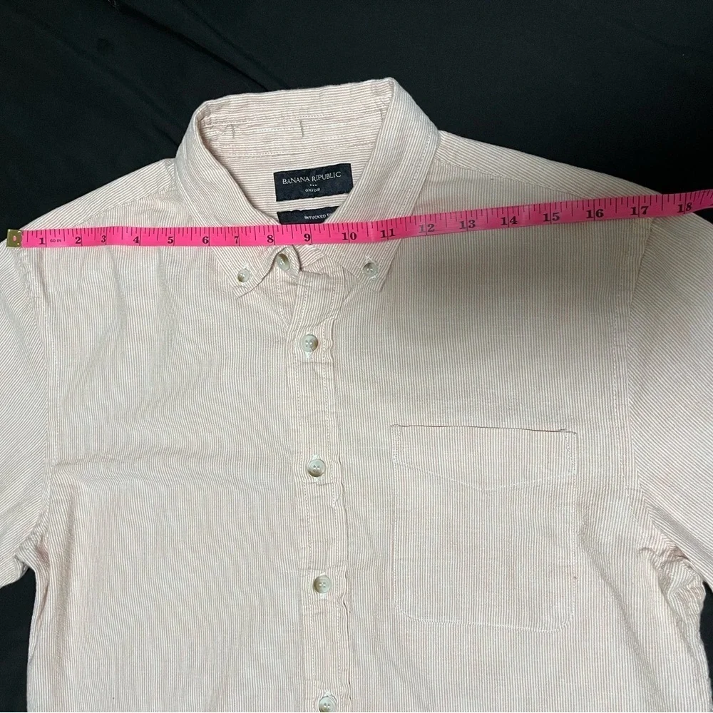 Banana Republic Men’s Untucked Fit Oxford Shirt – Light Peach Stripe, Size Small